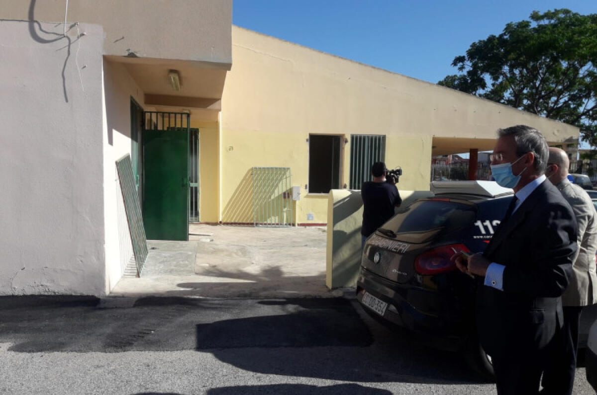 Raid vandalico alla scuola dell'infanzia di via Giulio Siragusa da poco consegnata - Sul posto sono arrivati anche il sindaco Lucio Greco e l'assessore Cristian Malluzzo