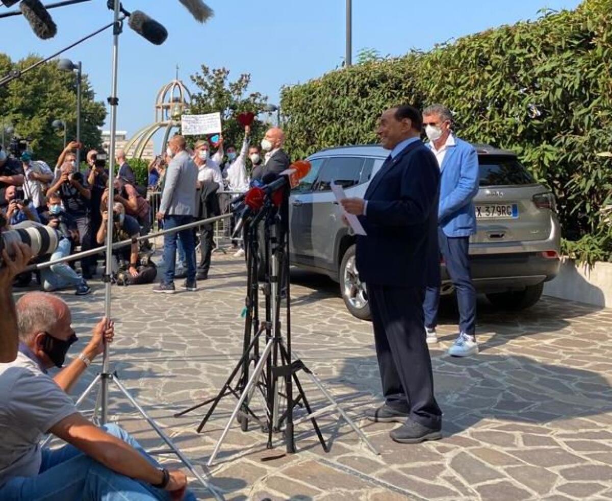 Berlusconi dimesso dal San Raffaele “Anche stavolta l’ho scampata” - 