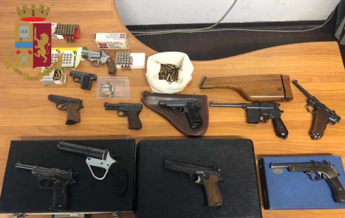 Nascondeva 11 pistole in casa a Milano, arrestato - 