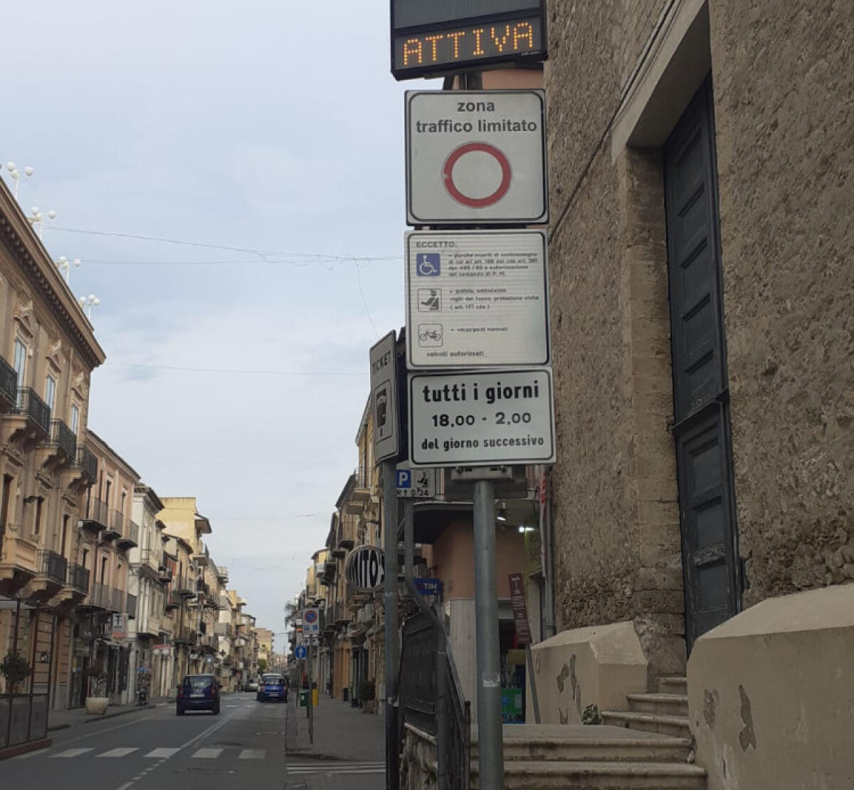 Ztl attiva in centro storico ma fuori orario, pannello in funzione al mattino - 
