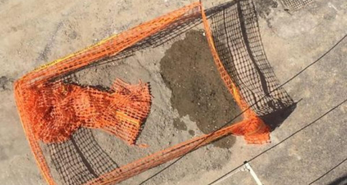 I lavori non bastano, in via Antelao l'acqua ha ripreso a fuoriuscire - I lavori sono stati effettuati dopo mesi ma si nota subito che l'acqua ha ripreso a fuoriuscire