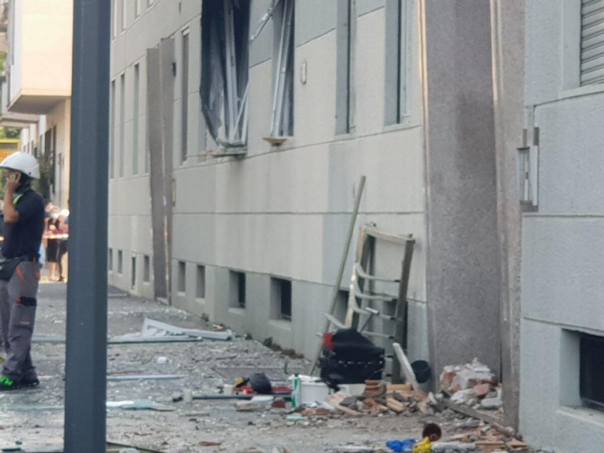 Esplosione in un condominio a Milano, salgono a 8 i feriti - 