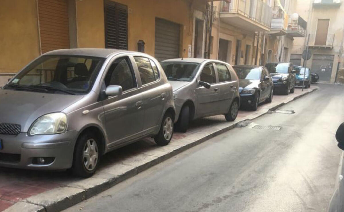 Movida, multe per chi parcheggia sui marciapiedi: "Attivato street control" - Auto in via Cairoli parcheggiate sul marciapiede