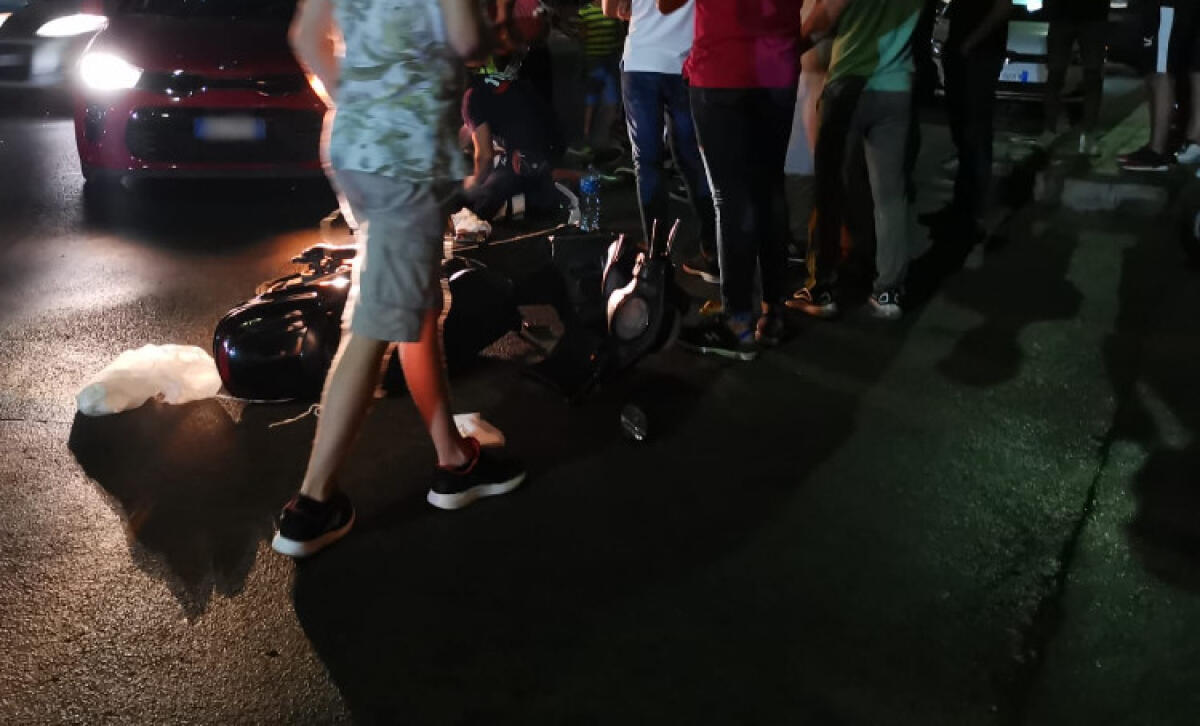 Auto contro scooter elettrico in via Venezia, giovane ferito e trasportato in ospedale - Lo scontro stradale in via Venezia