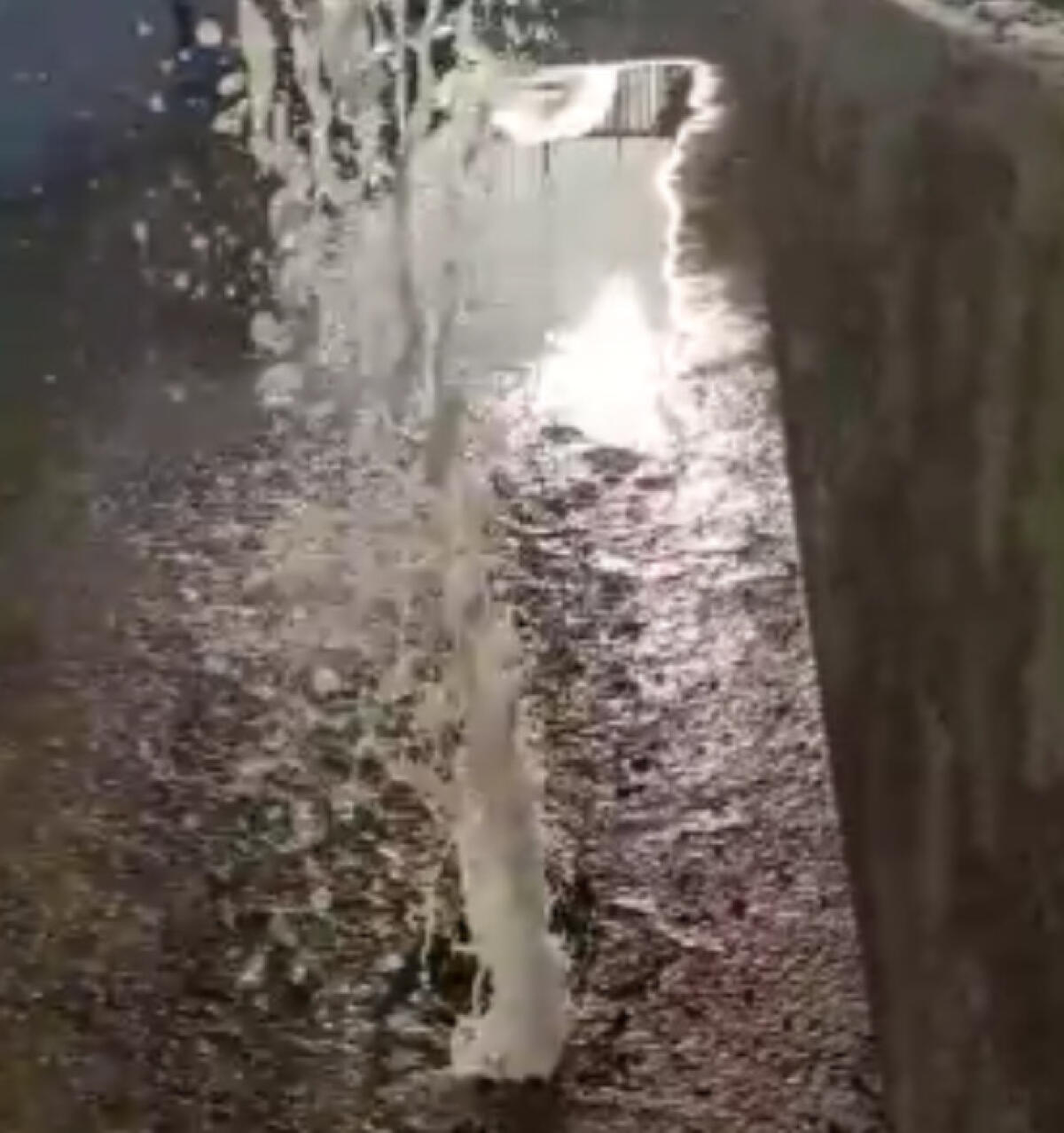 Salta condotta idrica a Marchitello, un'intera strada allagata - Il guasto ha fatto saltare l'intera condotta