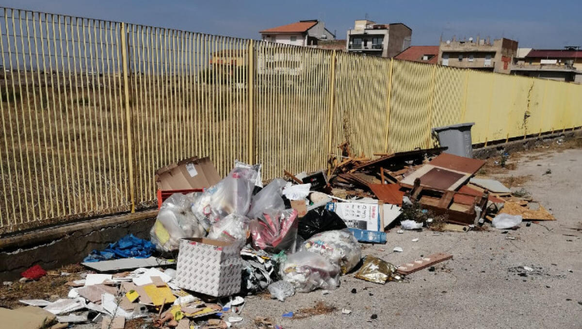 Mini discarica nel piazzale della scuola a Settefarine - 