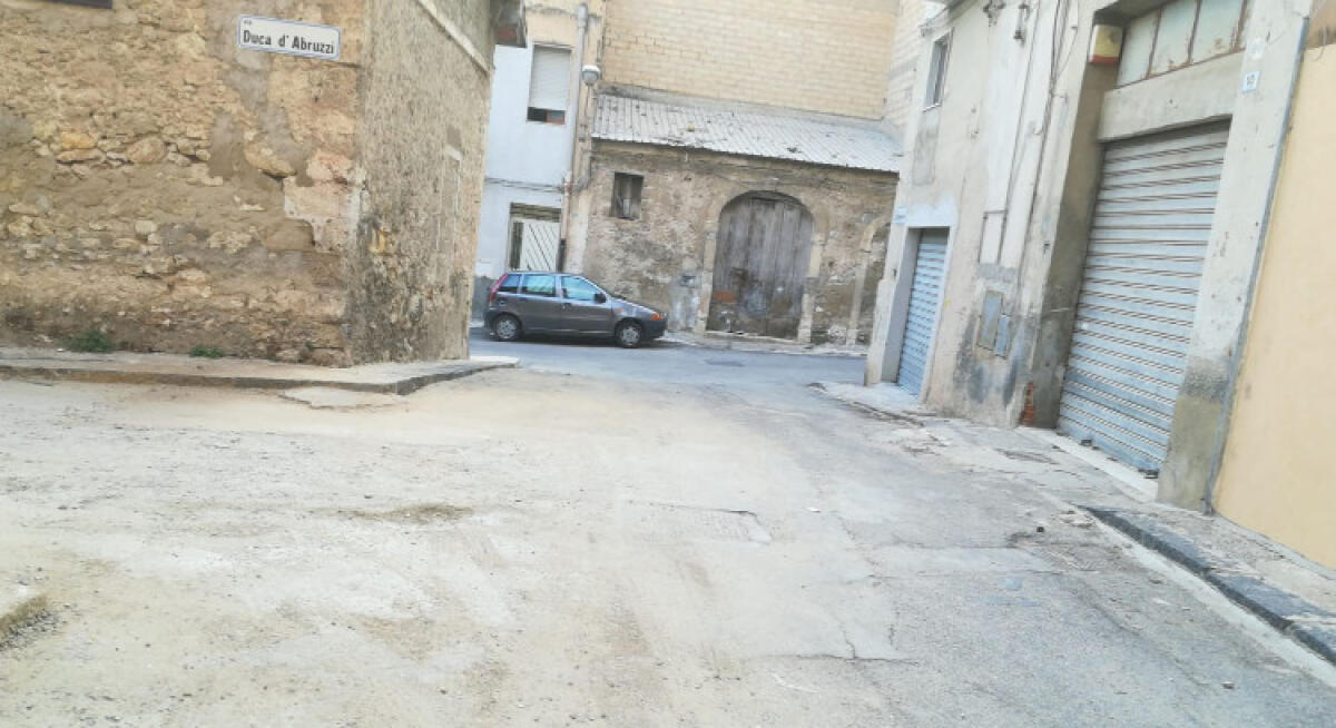 Guasti idrici e strada mai ripristinata, "nessuno interviene in via Duca degli Abruzzi" - La strada non è stata ripristinata