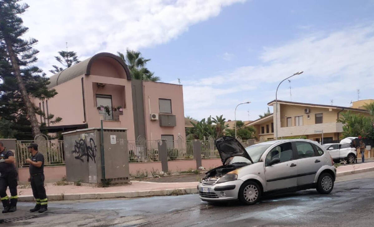 Fiamme su un'auto in transito, rogo in viale Indipendenza - 
