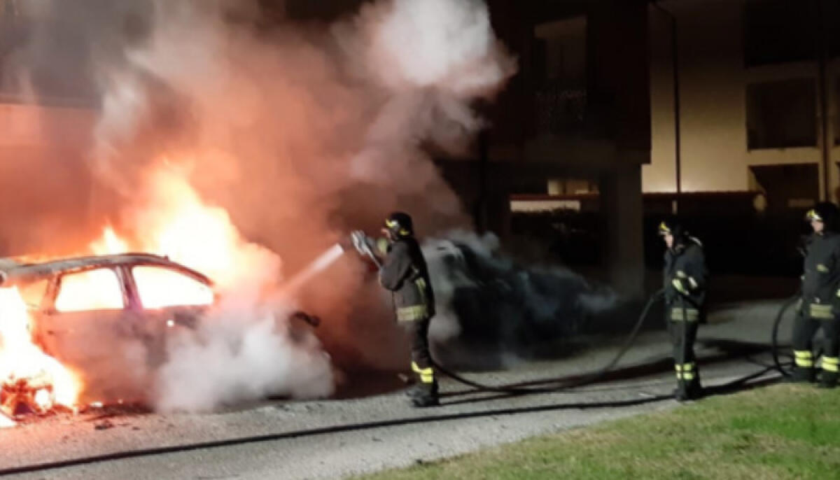 Rogo nella notte, in fiamme Porsche Macan di un impreditore: incedio è doloso - Immagini di repertorio