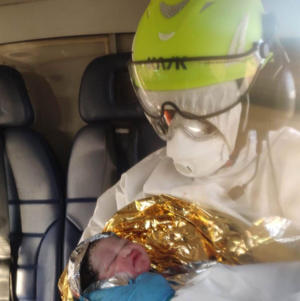 Migrante positiva al Covid partorisce in volo da Lampedusa a Palermo - 