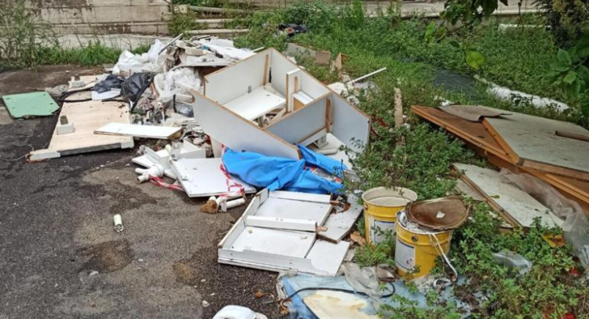 Erbacce, sterpaglie e rifiuti nelle aree dell'ospedale, da tempo mancano interventi - Rifiuti e resti ammassati tra i padiglioni del nosocomio di Caposoprano