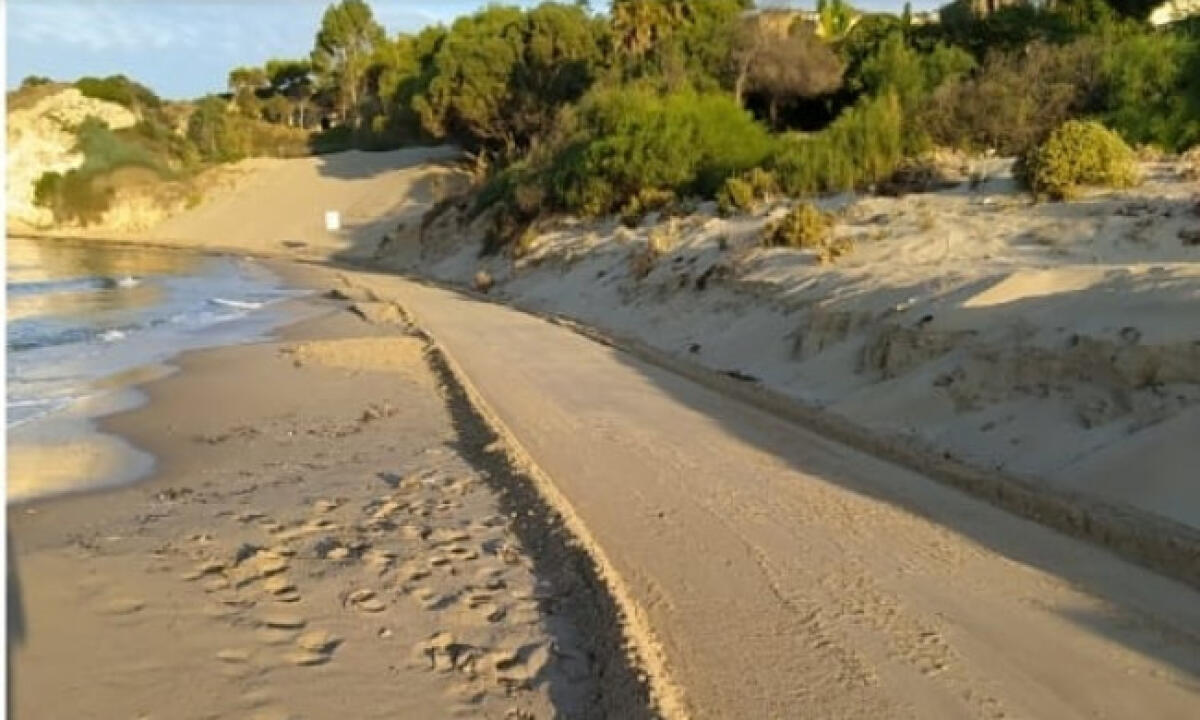 Ferro e materiali di risulta riemersi in spiaggia a Manfria, sono stati rimossi - Il tratto di spiaggia dove era riemerso il materiale di risulta