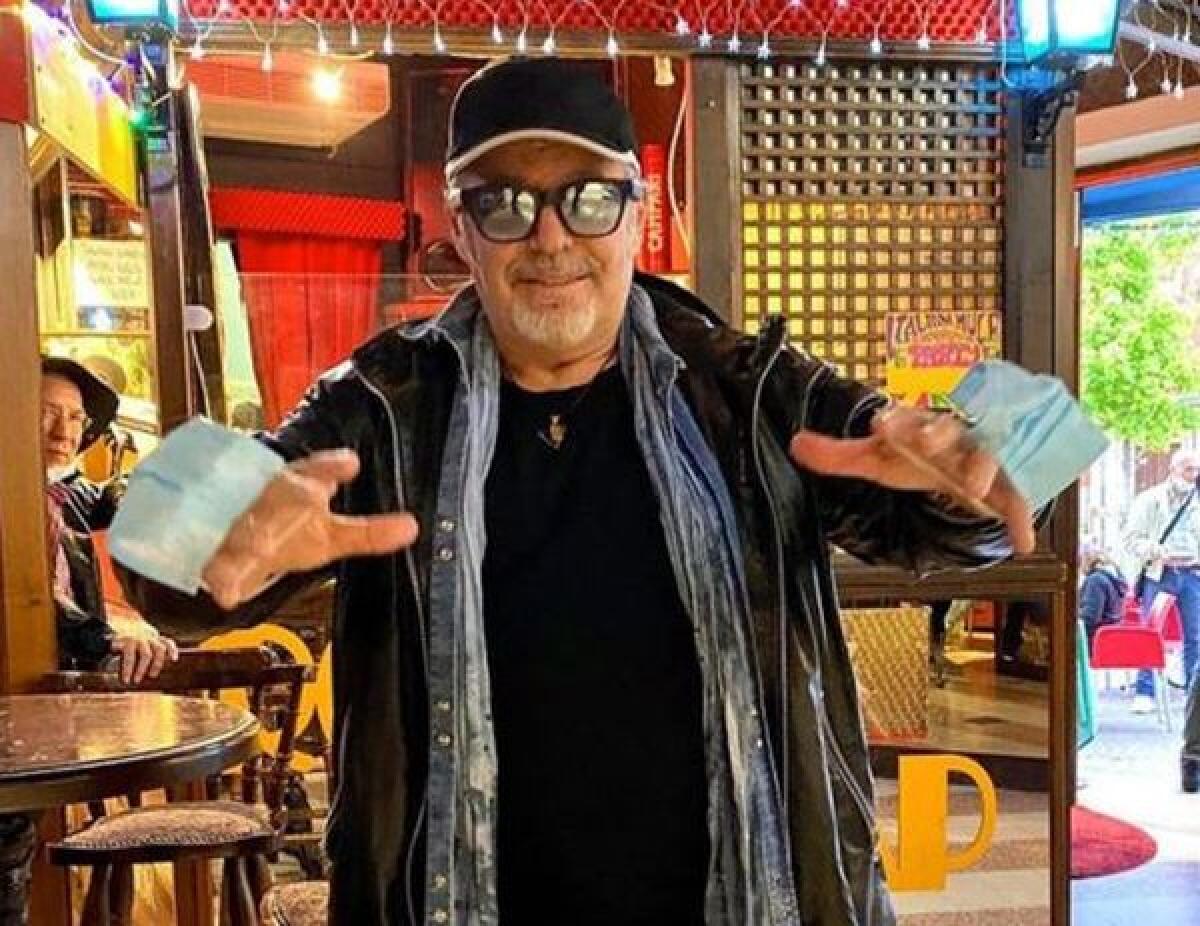 Vasco Rossi “Io la mascherina la metto anche sulle mani” - 