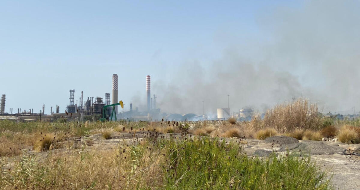 Fiamme nei pressi di uno dei pozzi Enimed, scattato intervento per bloccare rogo - 