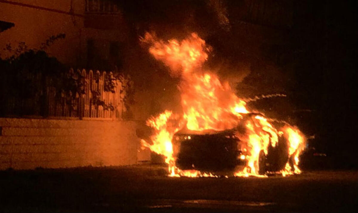 Fiamme nella notte, incendiata una Lancia Musa in via Tucidide - Immagine di repertorio