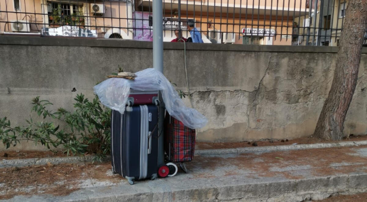 Trolley e valigie lasciate nell'area interna dell'ospedale, da mesi mai rimossi - Si trovano nell'area antistante l'ospedale