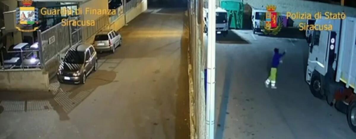 Mezzo "Roma Costruzioni" incendiato a Noto, minacce per assunzioni: due condanne - Le immagini dell'incursione nel cantiere della Roma Costruzioni a Noto