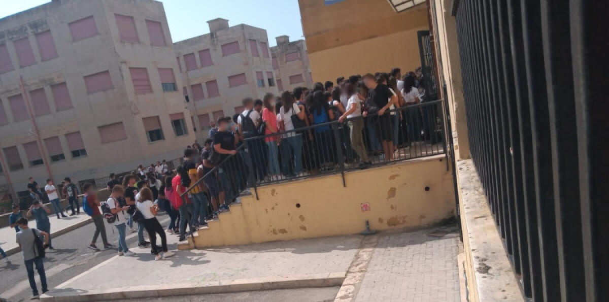 Allerta Covid, rischio assembramenti ad ingresso scuola: genitori segnalano - 