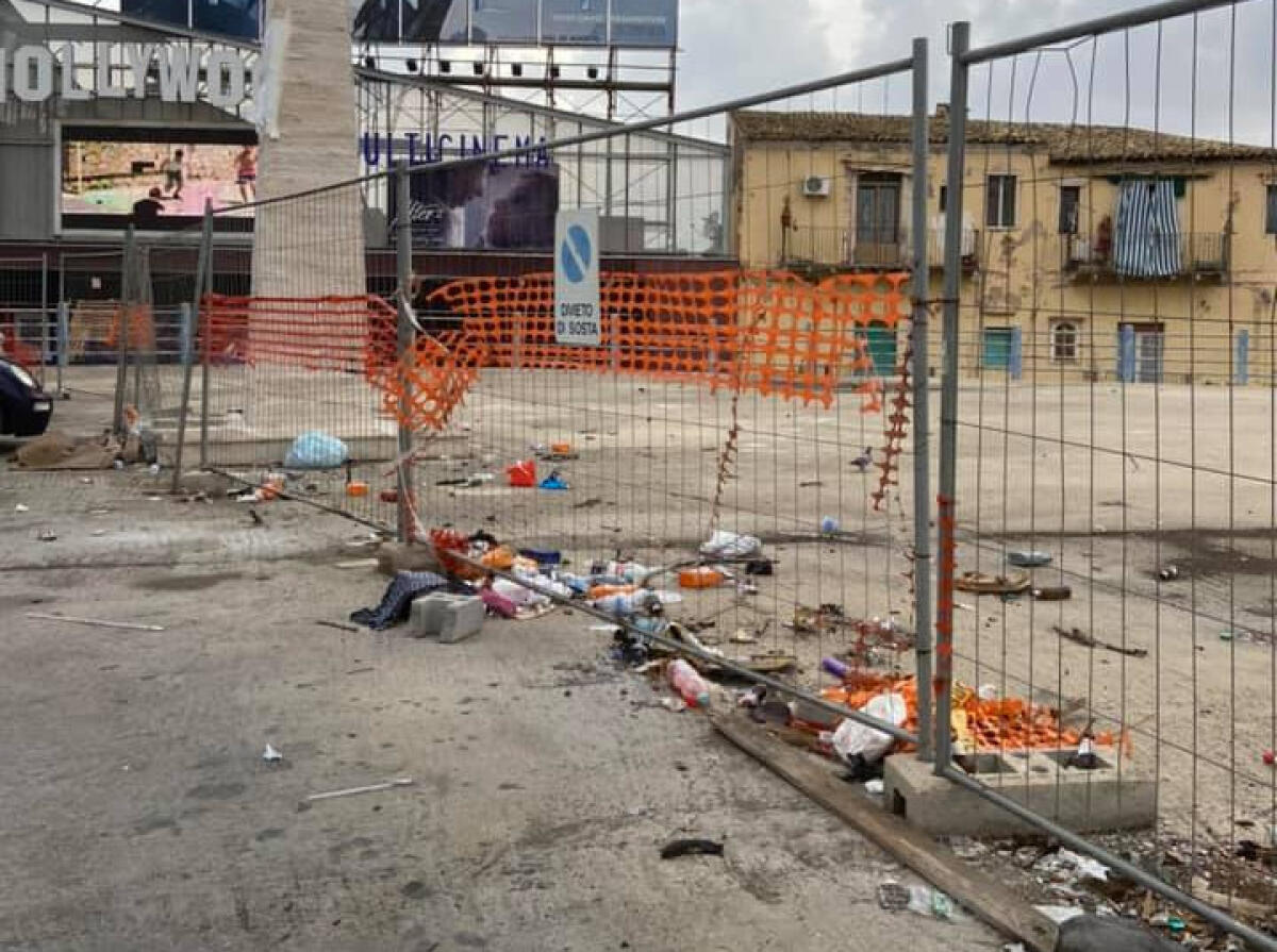Belvedere ridotto a mini discarica, doveva essere memoriale per vittime della mafia - L'area sporca e colma di rifiuti