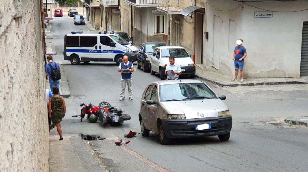 Scooter contro auto in via Termini, ferito un centauro -