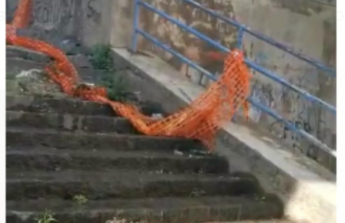 Degrado e una vasta perdita idrica, ancora emergenza in via Mulino - L'acqua scende copiosa