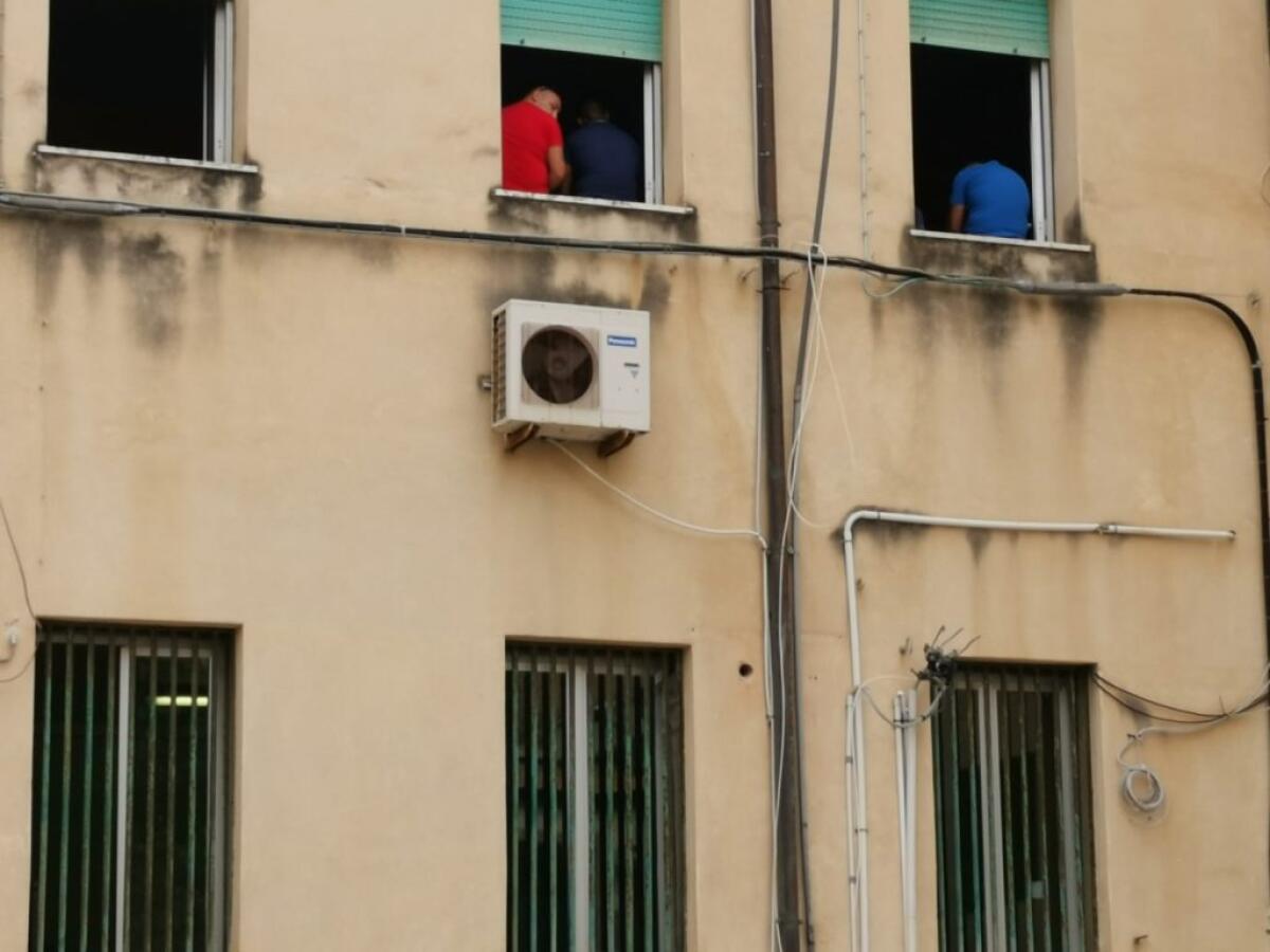 Il bacino degli ex lavoratori Tekra non è stato costituito, riprende protesta operai - Gli operai di nuovo in municipio