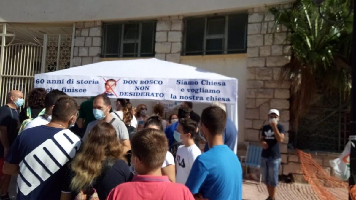 Chiudono i salesiani ed i fedeli protestano davanti la chiesa - 