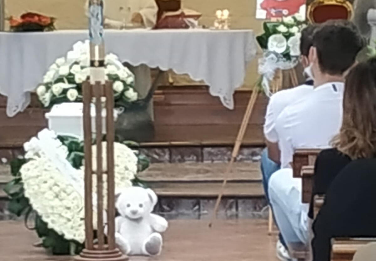 Il dramma della morte del piccolo Francesco, dolore per l'ultimo saluto - I funerali a San Sebastiano
