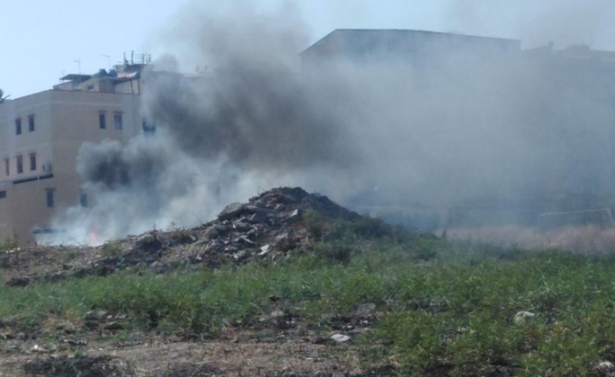 Pneumatici in fiamme nell'area a ridosso del tribunale, rogo sviluppato in pochi minuti - Il fumo si è sprigionato anche a seguito della combustione di pneumatici 