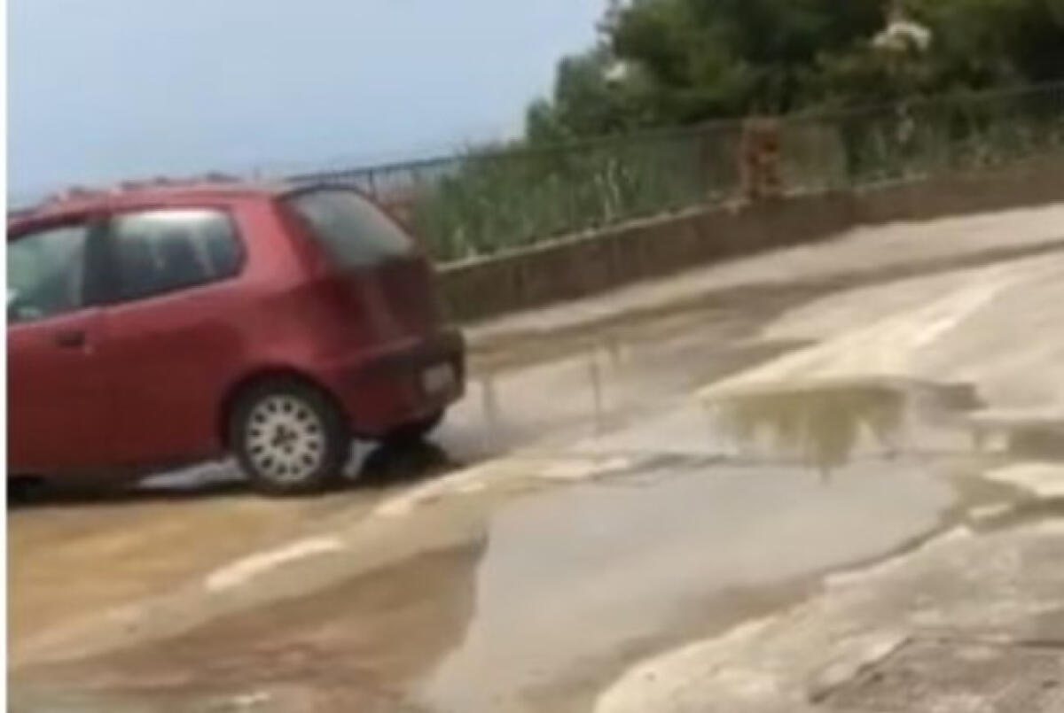 "Paghiamo anche l'acqua che finisce in strada", in via Antelao mai nessun intervento - L'acqua finisce in strada