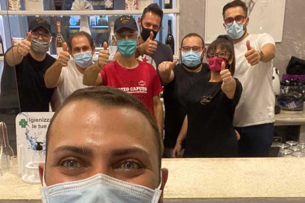 Pizza a pranzo contro la chiusura serale, Cacciuolo: "Sono sempre pronto alle sfide" - In primo piano Daniele Cacciuolo, titolare della pizzeria premiata con uno spicchio "Gambero Rosso". Alle sue spalle lo staff di Bella Napoli.  