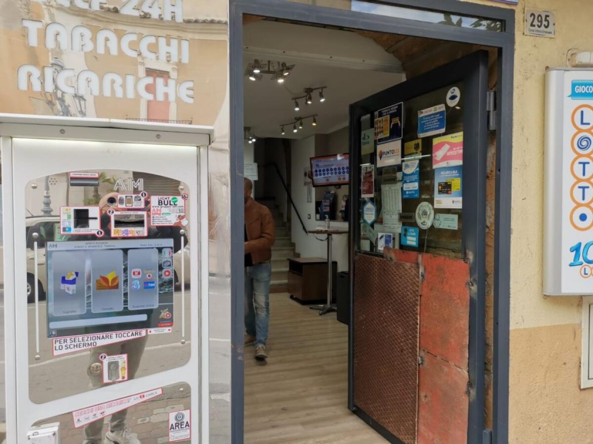 I ladri della "spaccata" in azione, colpita un'altra tabaccheria per i gratta e vinci - Più volte le tabaccherie della città hanno subito furti e "spaccate"