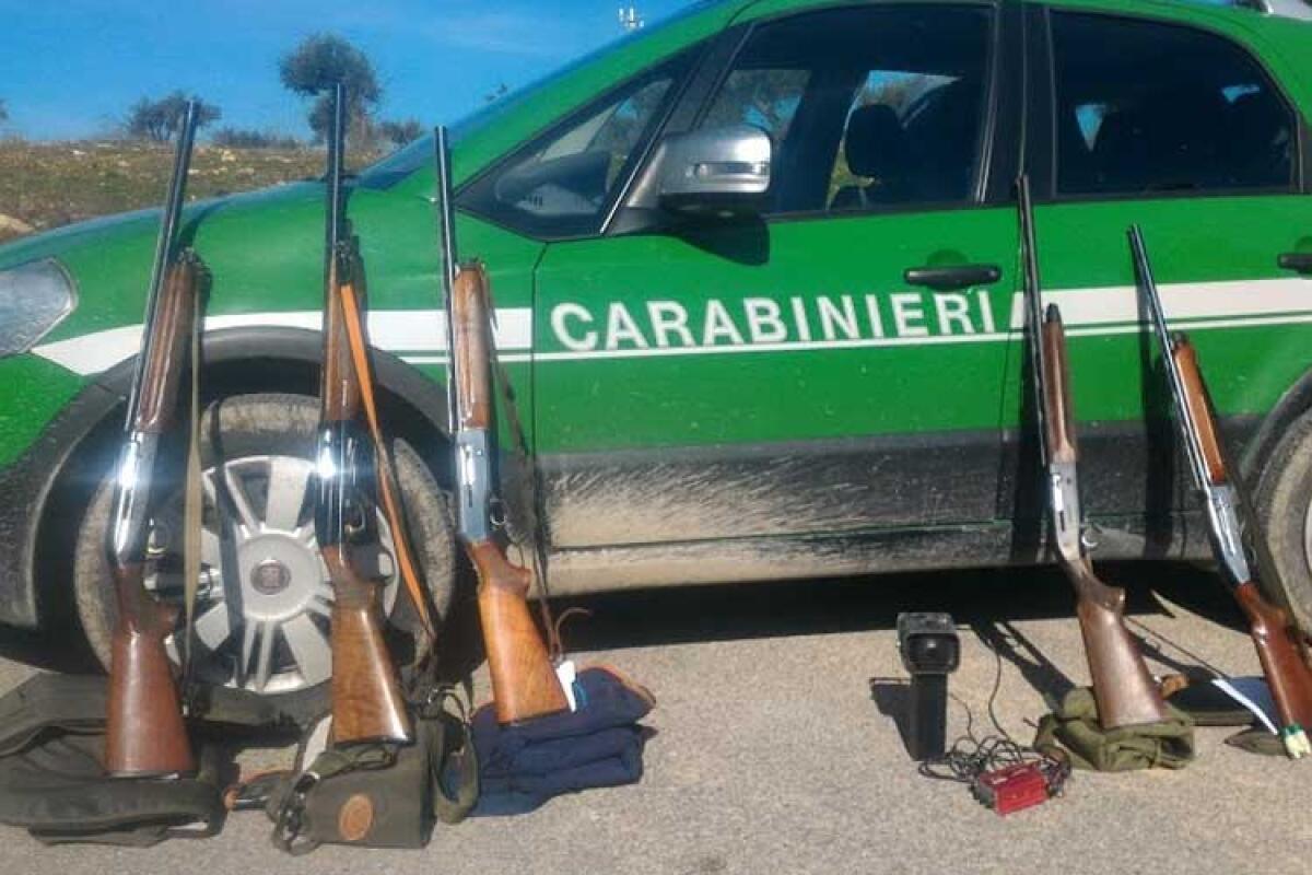 Caccia abusiva a Montelungo e nella Piana di Gela, 13 denunce e 10 fucili sequestrati - I fucili sequestrati dai carabinieri. 