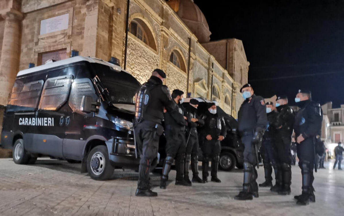 Proteste contro le misure anti-Covid, in piazza cronaca di un'altra occasione persa - Forze dell'ordine nel luogo del raduno autoproclamato