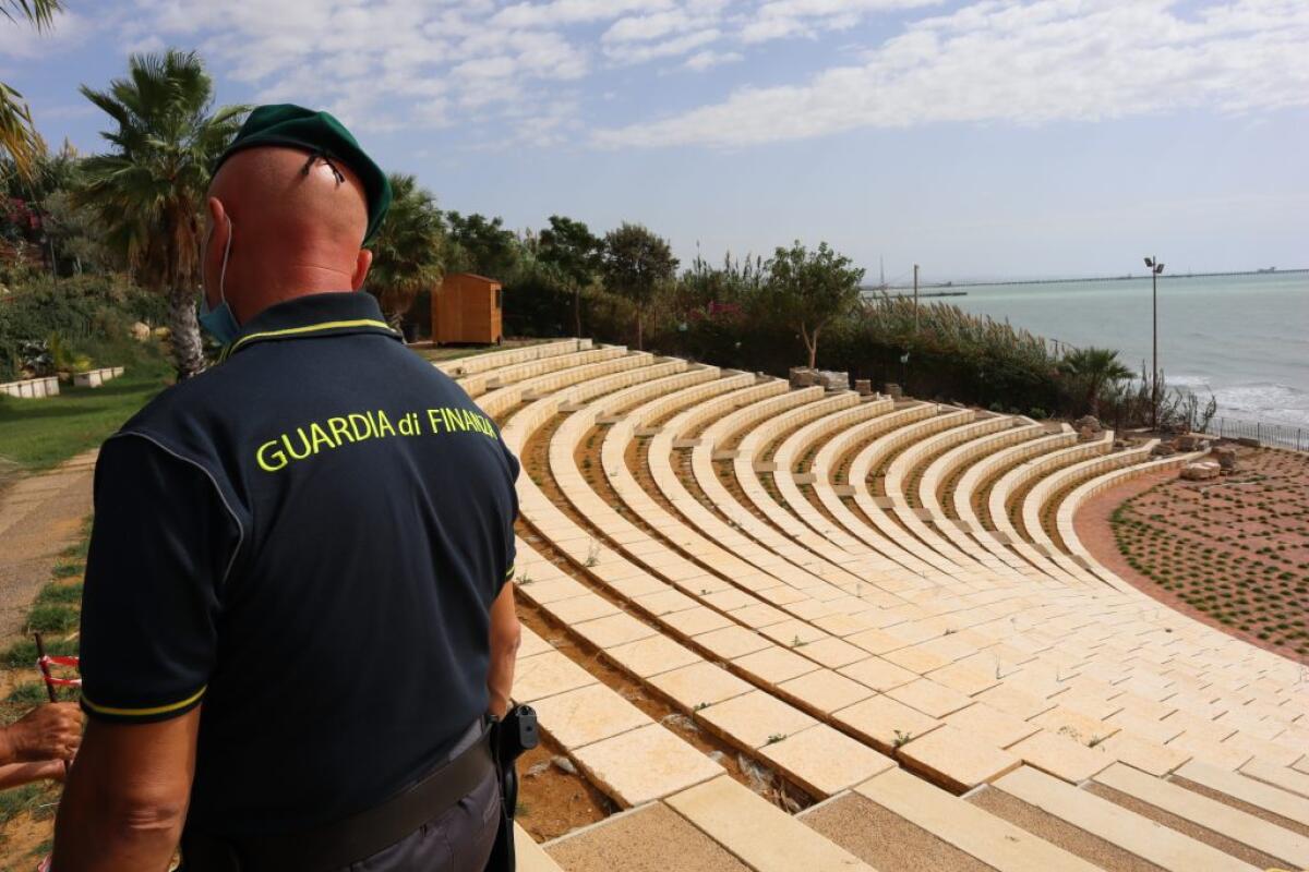"E' abusivo", finanzieri a Villa Greca: scatta sequestro anfiteatro - I finanzieri a Villa Greca