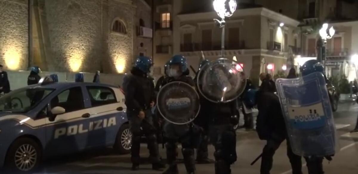 Protesta anti-misure, caccia ad incappucciati: Greco, "personaggi presenti per aizzare" - Alcuni presenti hanno preso di mira le forze dell'ordine