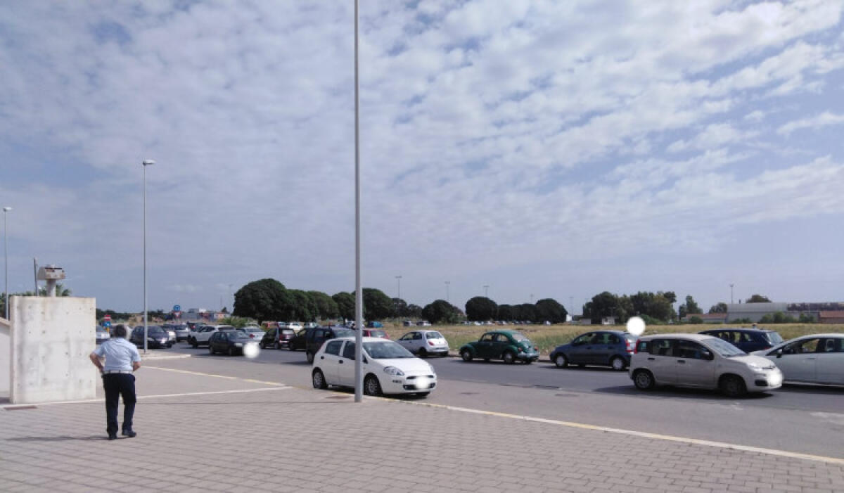 Caos tamponi, vetture in coda per ore e lunghe attese: traffico a rilento - Code e traffico rallentato