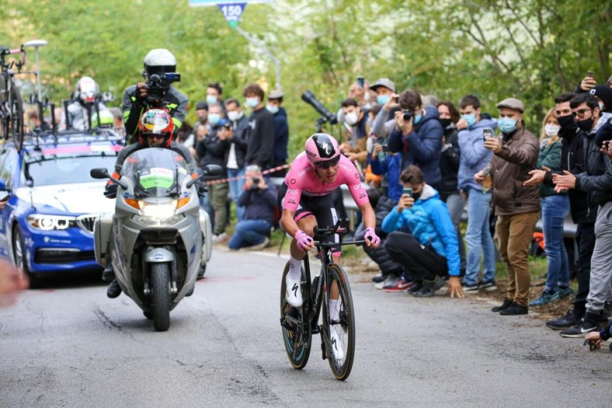 Geoghegan Hart vince 15^ tappa a Piancavallo, Almeida resta rosa - 