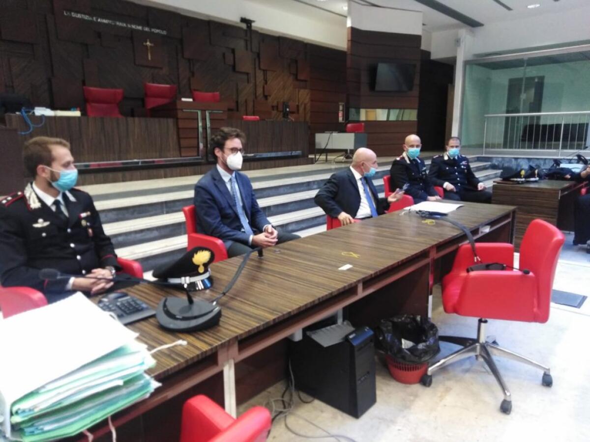 Spari Gb oil, "una sfida allo Stato": Asaro, "silenzio dalla città" - Il procuratore Asaro e i carabinieri 