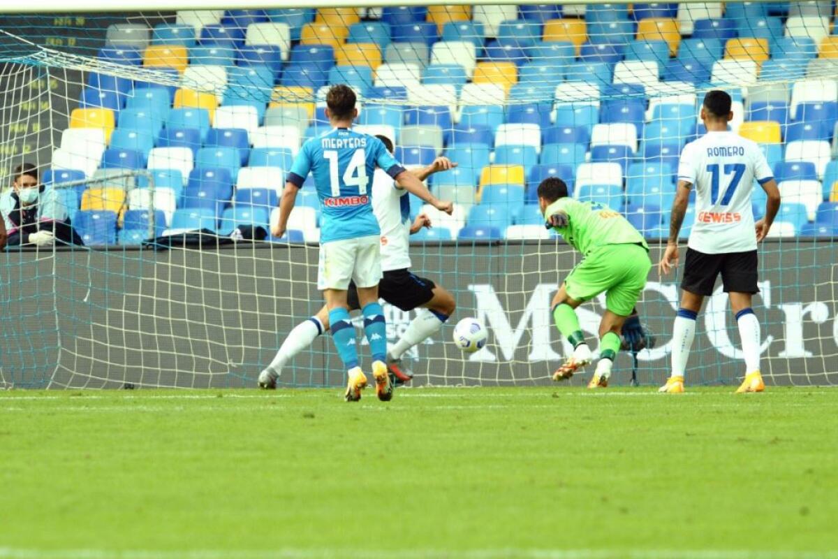 Poker del Napoli al San Paolo, Atalanta travolta per 4-1 -