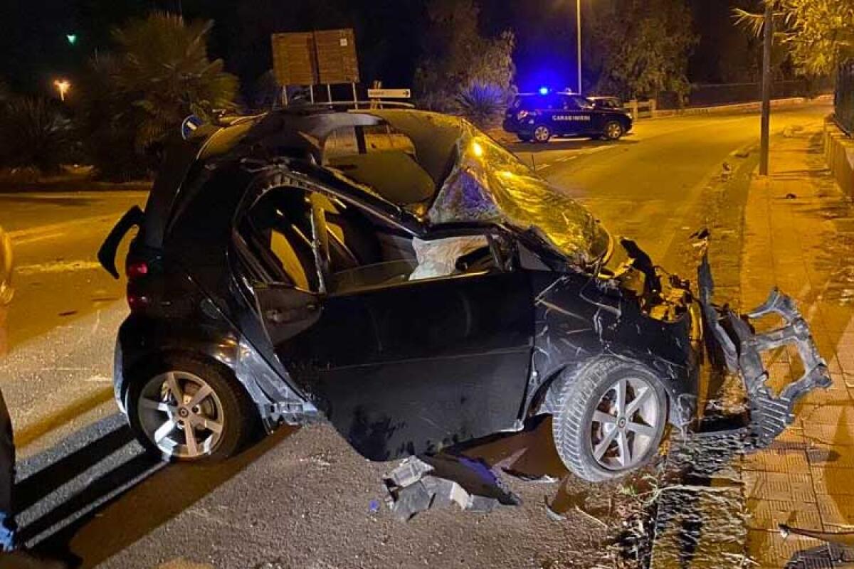 Grave incidente in via dell'Acropoli, automobilista in ospedale - Ecco come si è ridotta la Smart dopo la carambola in via dell'Acropoli.