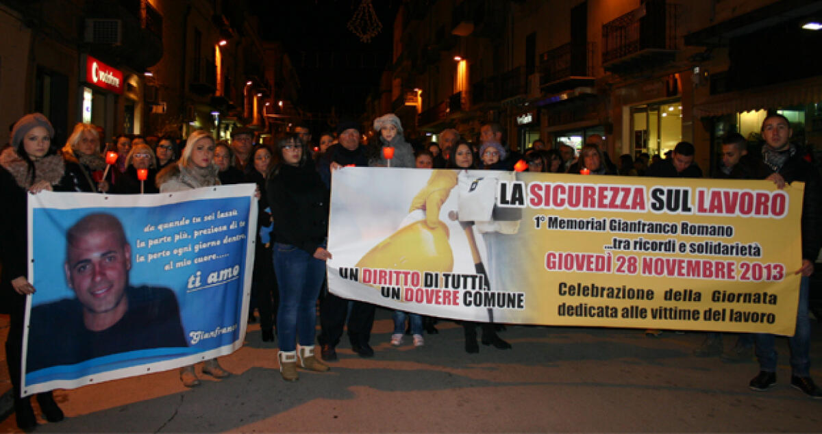 Morte Romano, parti civili: "Subì una somma ingiustizia all'isola 6 misure violate" - Una manifestazione venne organizzata dopo la morte di Romano