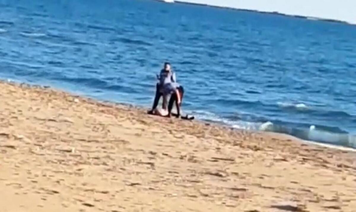 Donna si getta in mare, forse ha tentato il suicidio - La donna stava cercando di immergersi in mare