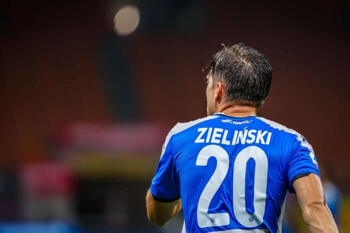 Zielinski e un collaboratore positivi al Covid nel Napoli - 