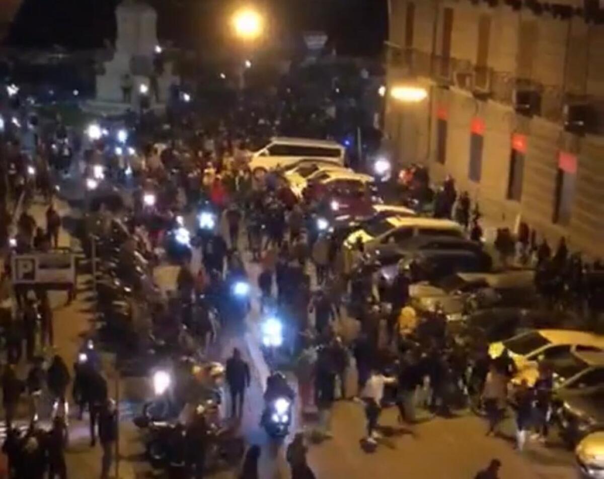 Coronavirus, protesta a Napoli con scontri contro il coprifuoco - 