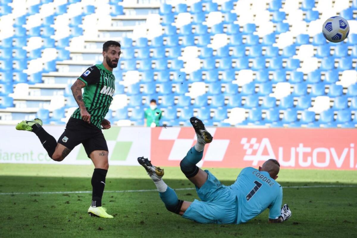 Sassuolo-Crotone 4-1, neroverdi in vetta alla serie A - 