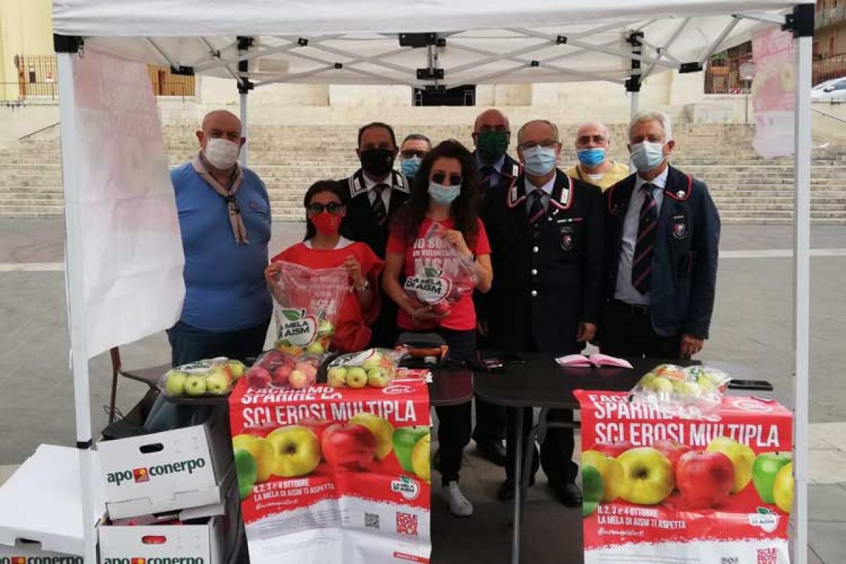 Solidarietà a San Giacomo con la vendita di mele contro la Sclerosi multipla - La vendita di mele promossa dall'associazione Sclerosi multipla
