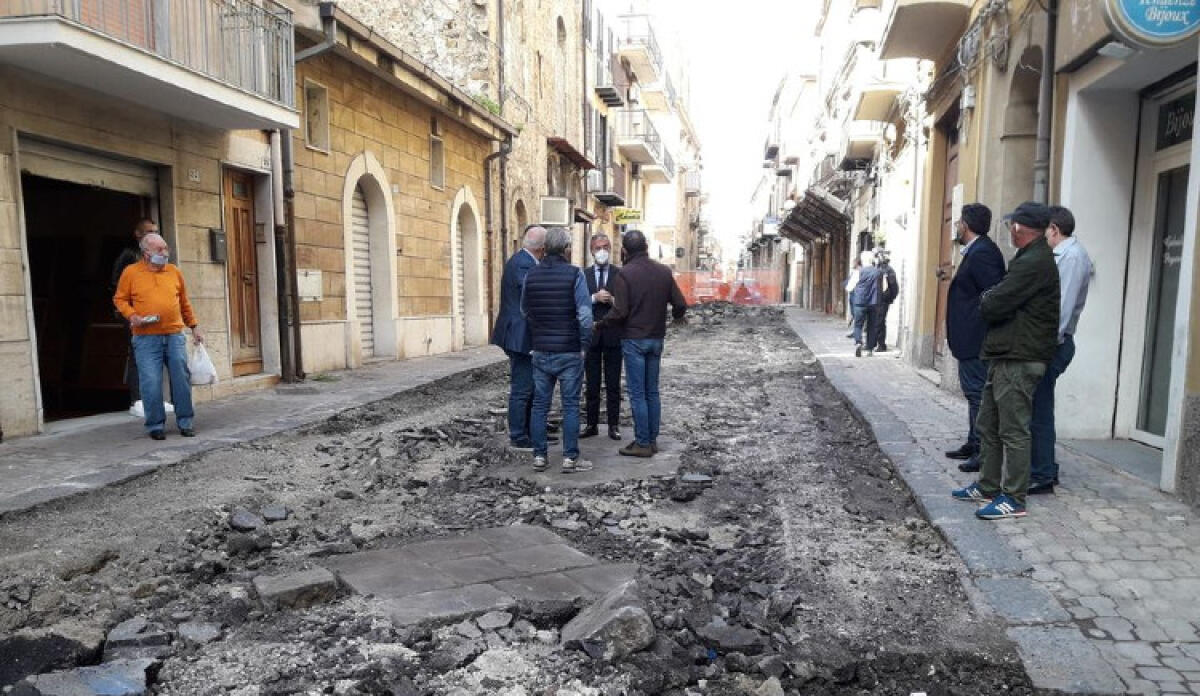 Via Navarra, parte cantiere e spuntano basole: "Per lavori fermi parere soprintendenza" - In centro storico sono stati avviati diversi cantieri che incidono sulla circolazione stradale