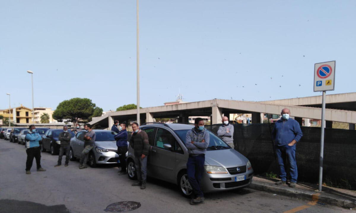Le loro aziende senza acqua, agricoltori in commissariato: "Denunciamo il Consorzio" - Gli agricoltori si sono recati in commissariato