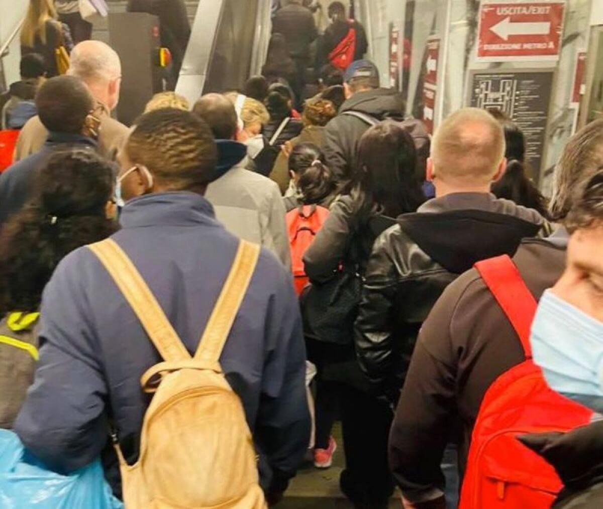 Salvini “Folla in metro a Roma e governo chiude luoghi sicuri” -